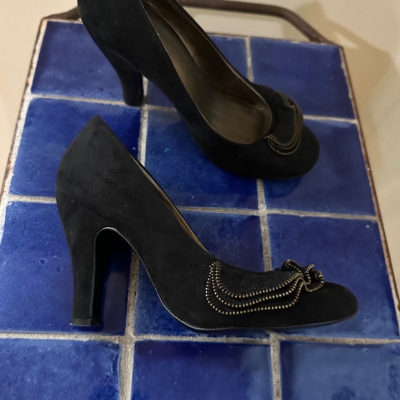Black Suede Guess Pumps w/ Zipper Ruffle Trim 4" Heels & Round Toes - sz 8 - Picture 8 of 12